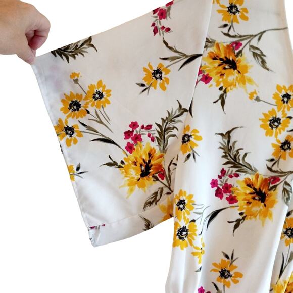 Express V-Neck Floral Print Top - Picture 5 of 8